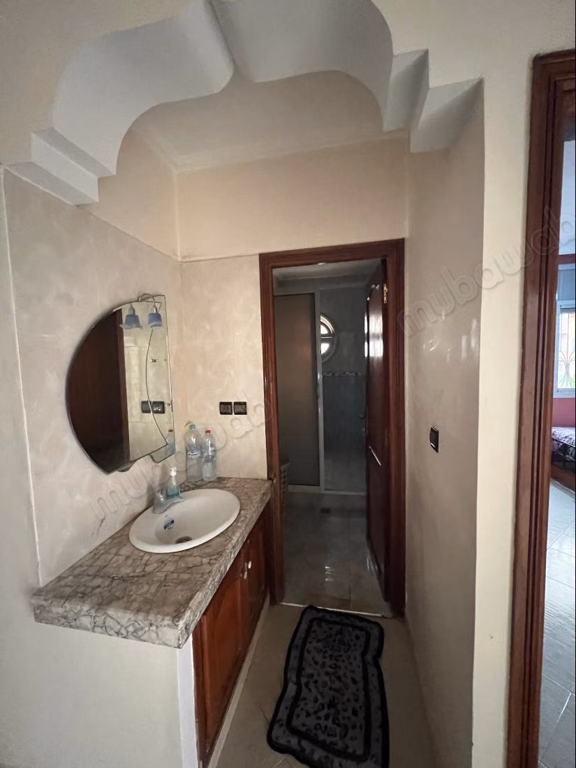 Somptueuse villa à vendre à Bir Rami Est. 5 chambres. Salon traditionnel marocain, résidence sécurisée