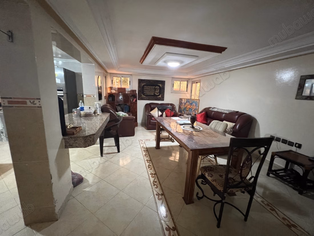 Somptueuse villa à vendre à Bir Rami Est. 5 chambres. Salon traditionnel marocain, résidence sécurisée