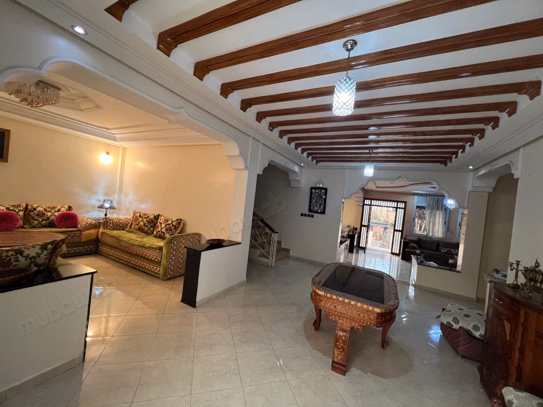 Somptueuse villa à vendre à Bir Rami Est. 5 chambres. Salon traditionnel marocain, résidence sécurisée