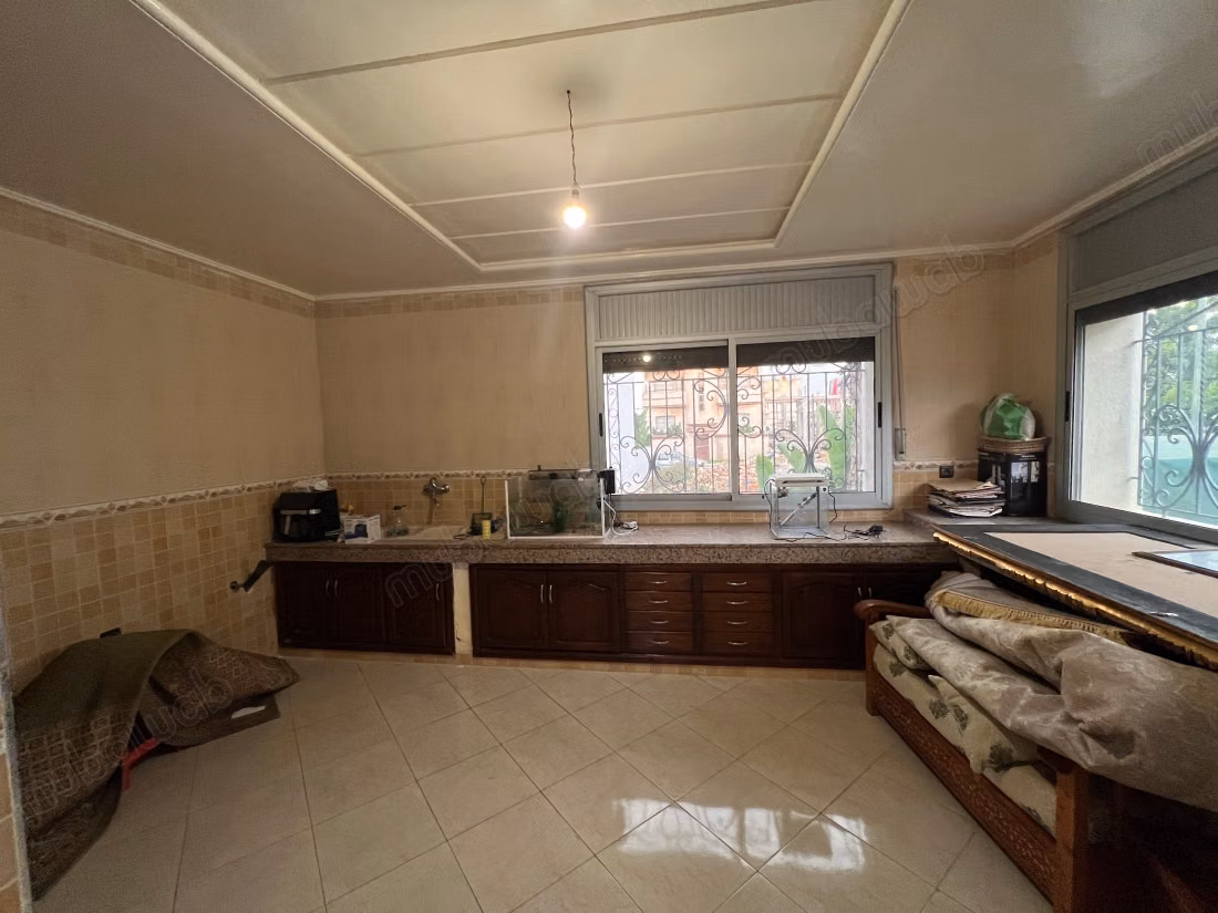 Somptueuse villa à vendre à Bir Rami Est. 5 chambres. Salon traditionnel marocain, résidence sécurisée