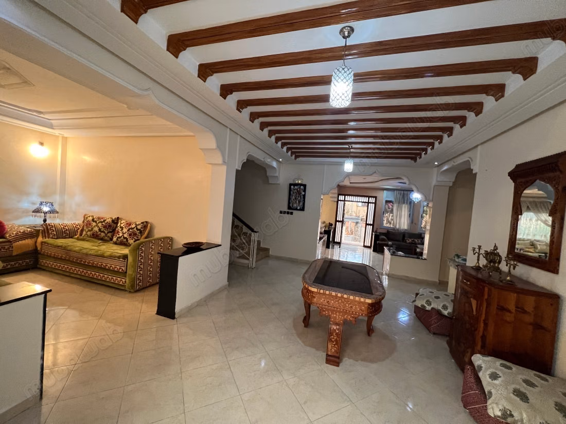 Somptueuse villa à vendre à Bir Rami Est. 5 chambres. Salon traditionnel marocain, résidence sécurisée