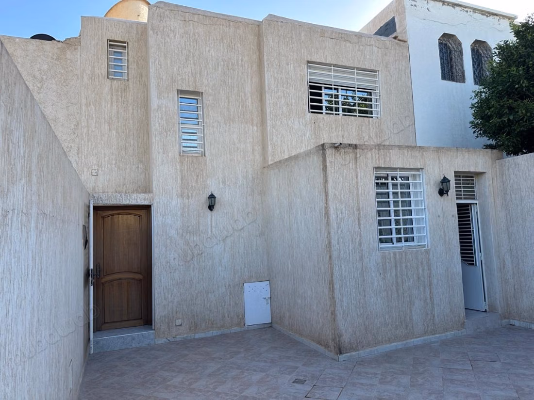 Maison à acheter à Charaf. 
Superficie 120 m². 
Jardin et terrasse