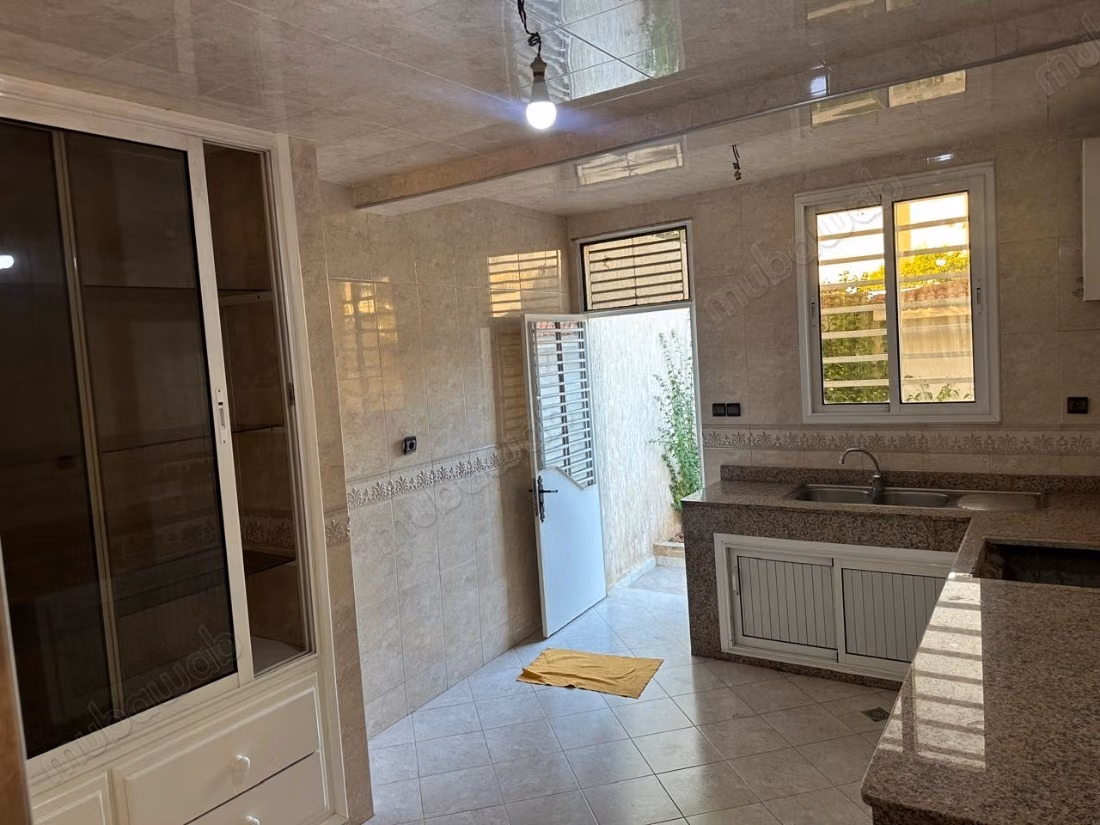 Maison à acheter à Charaf. 
Superficie 120 m². 
Jardin et terrasse