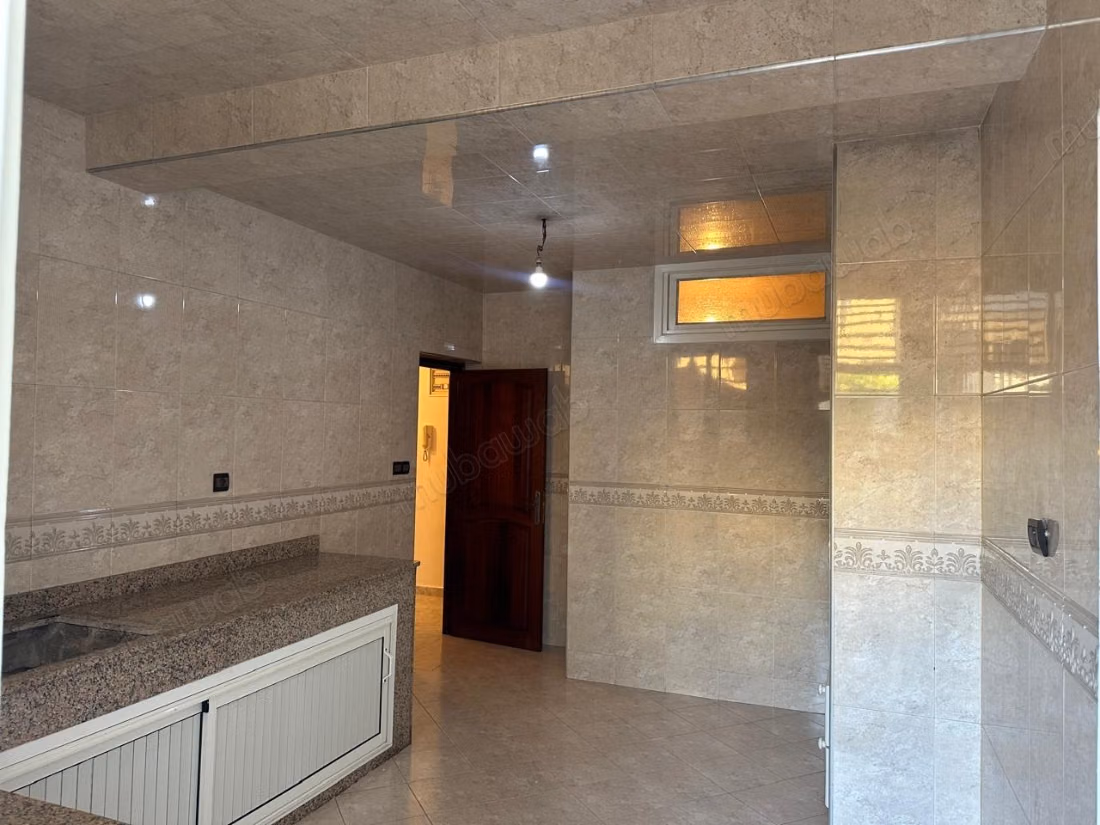 Maison à acheter à Charaf. 
Superficie 120 m². 
Jardin et terrasse