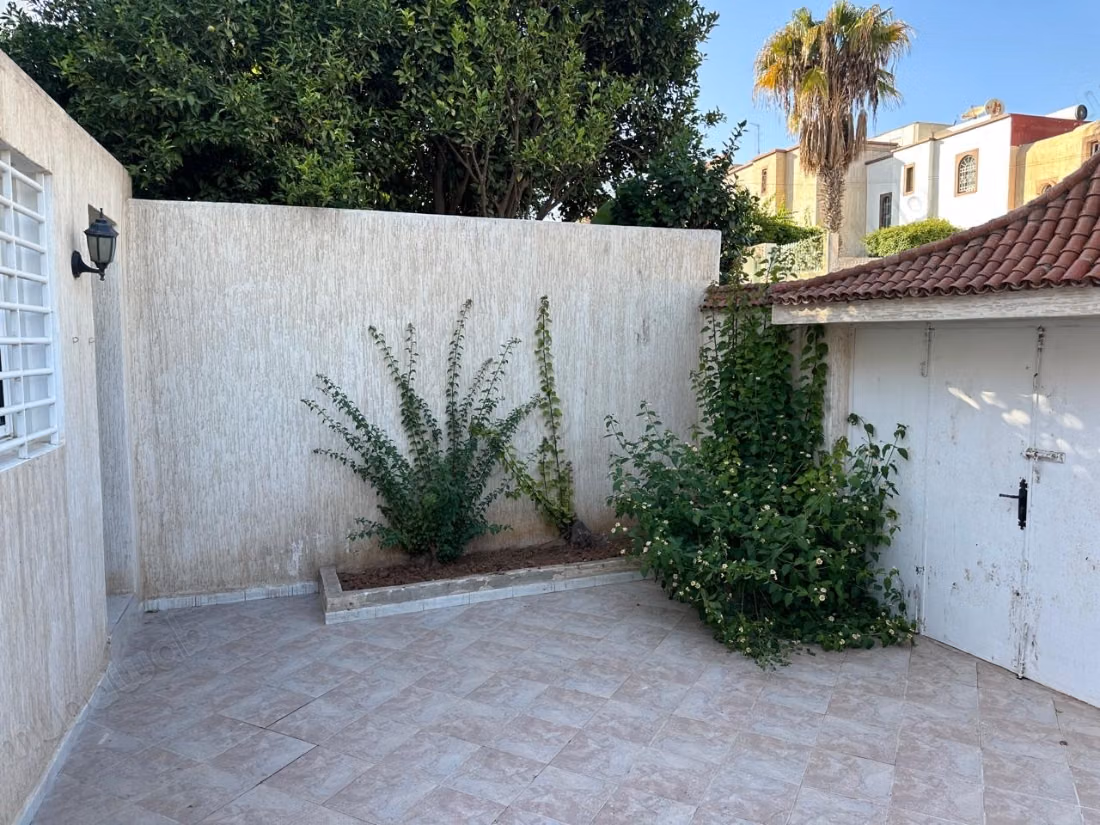 Maison à acheter à Charaf. 
Superficie 120 m². 
Jardin et terrasse