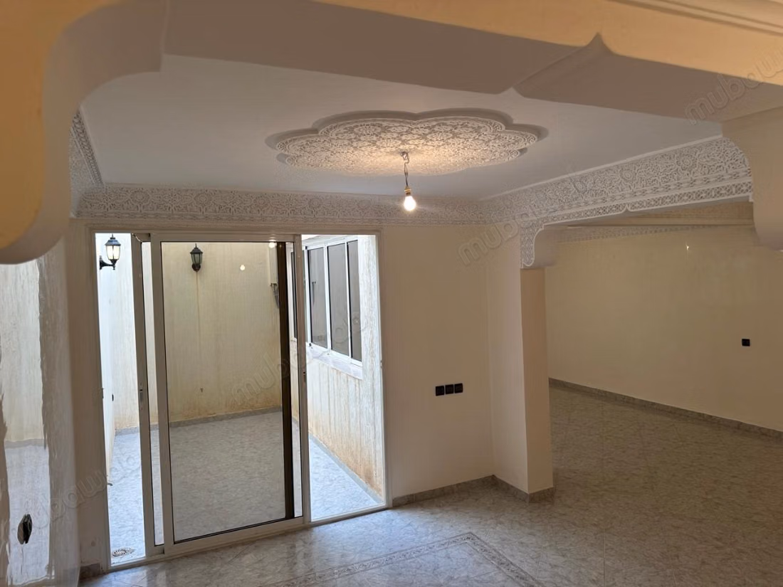 Maison à acheter à Charaf. 
Superficie 120 m². 
Jardin et terrasse
