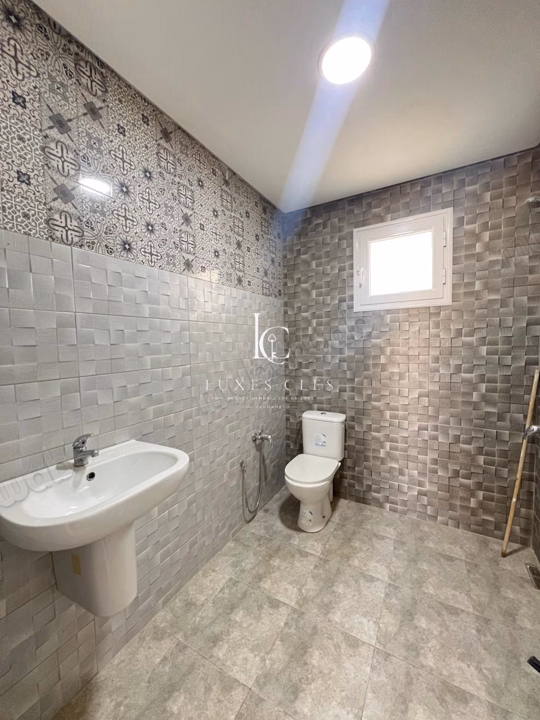 Luxes clés, Etage de villa s2 au rdc mrezga