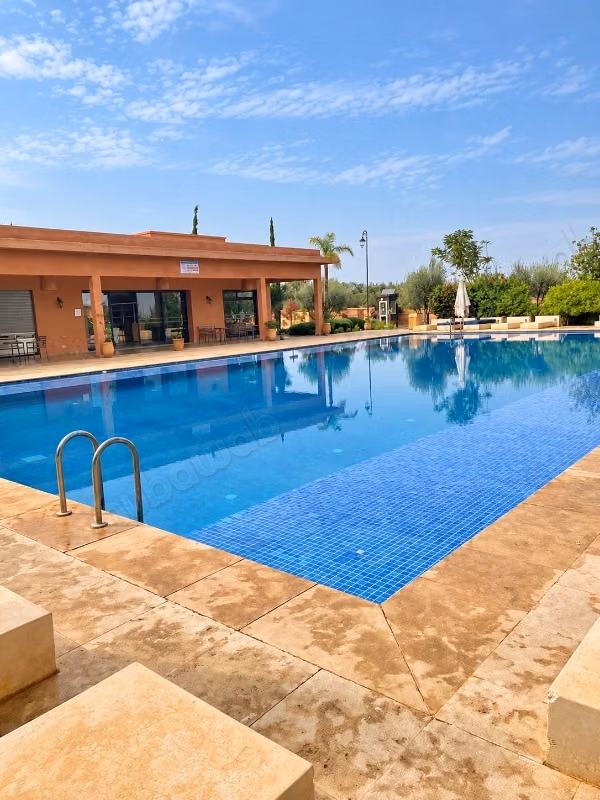 Rez de jardin F3 Golf Piscine