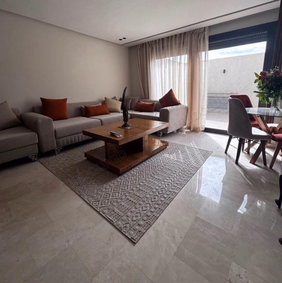 In affitto grande studio arredato con terrazza nel quartiere delle Principesse