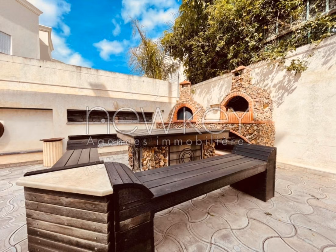 Empty villa with pool and garden for rent at Lake 2
