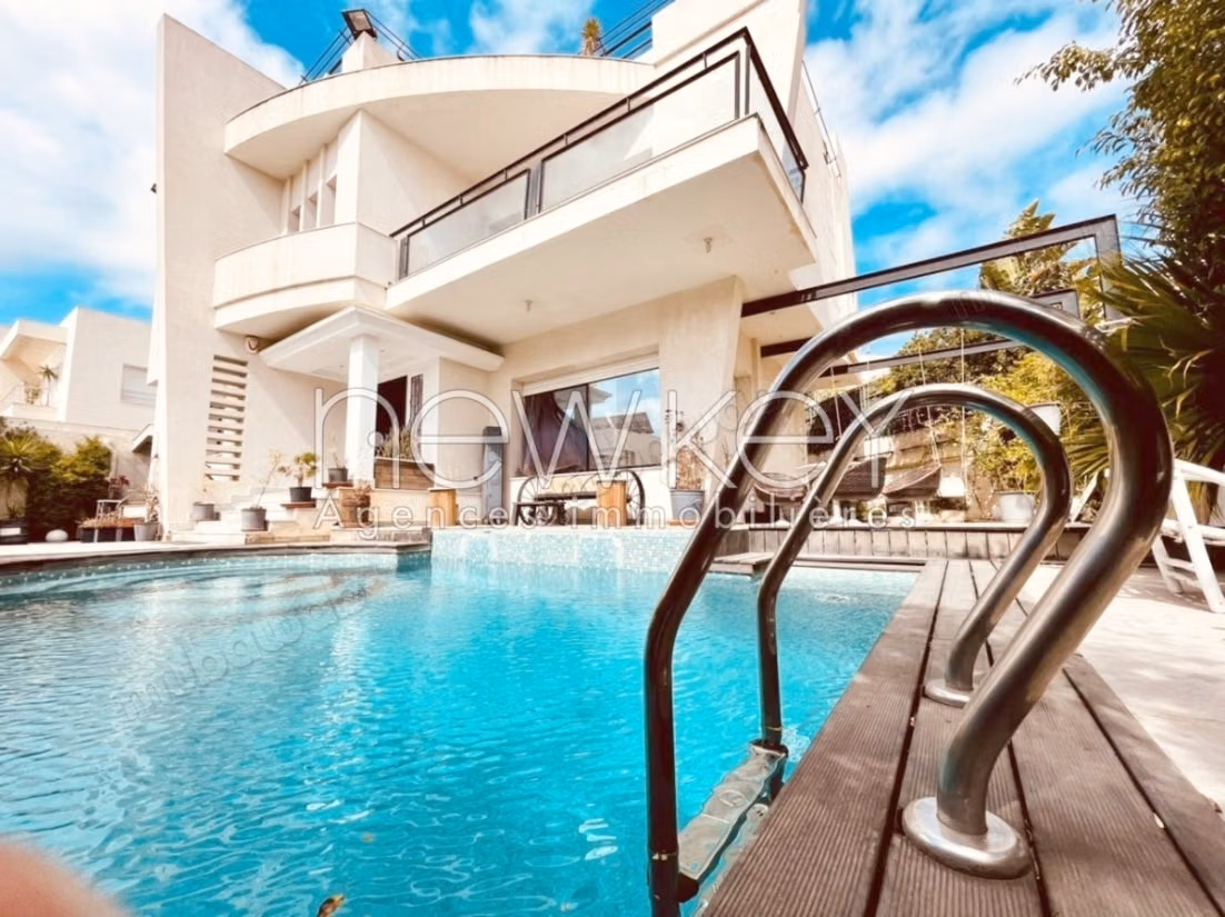 Empty villa with pool and garden for rent at Lake 2