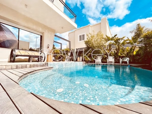 Empty villa with pool and garden for rent at Lake 2