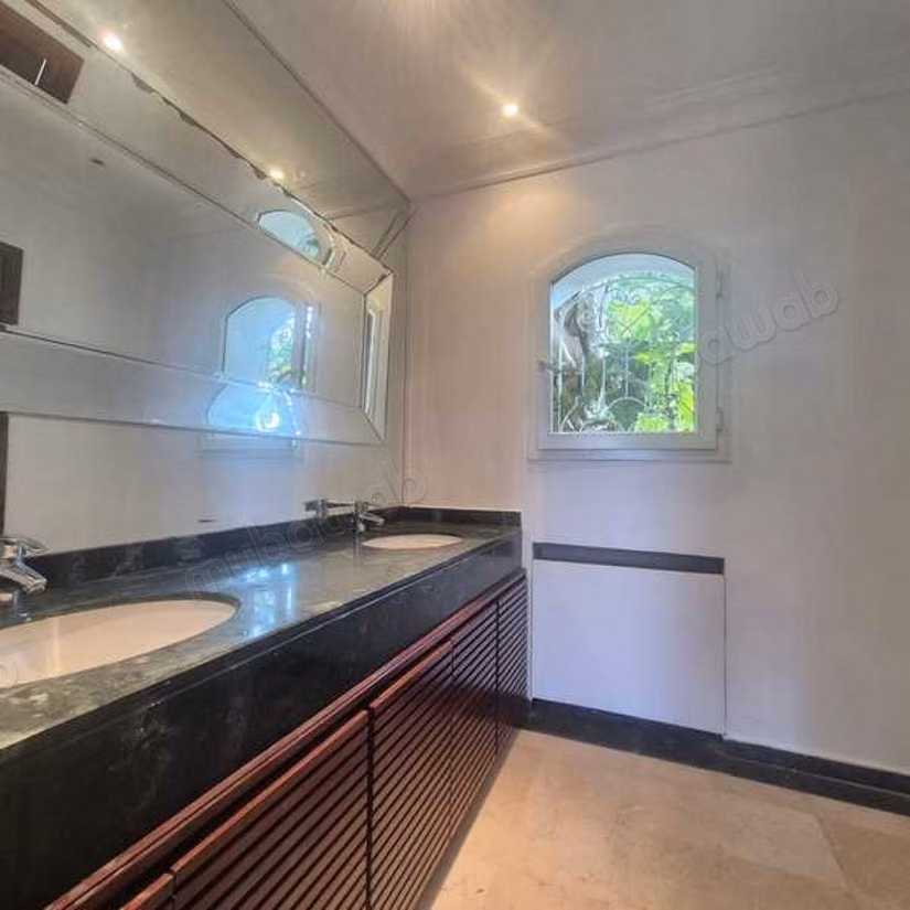 Villa à Louer de 552.0 m² à Casablanca, Ain Diab