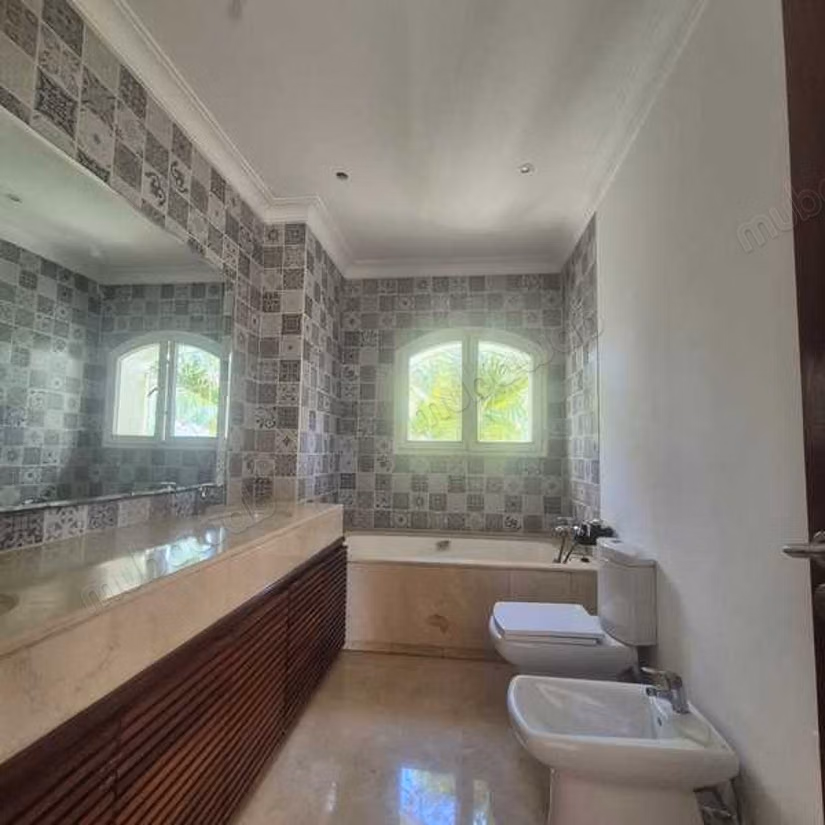 Villa à Louer de 552.0 m² à Casablanca, Ain Diab