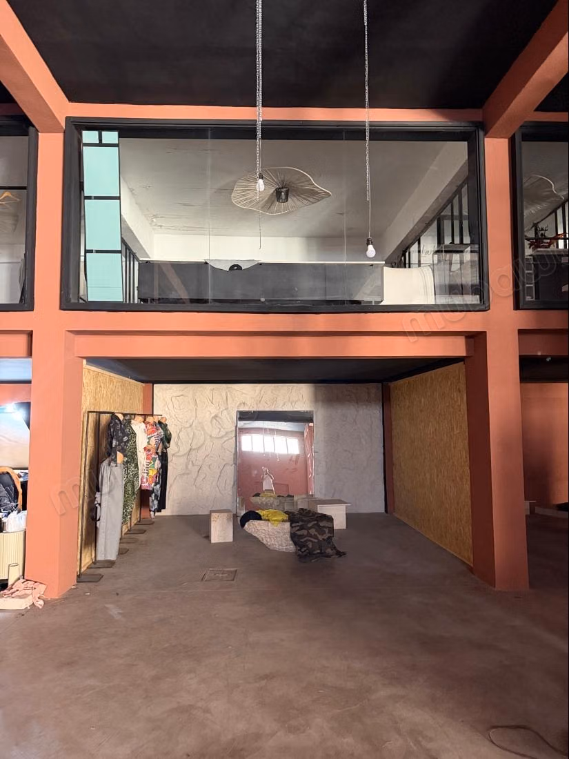 Commercieel pand te koop in de Industriële Zone Sidi Ghanem. Oppervlakte 750 m². Beveiligde residentie