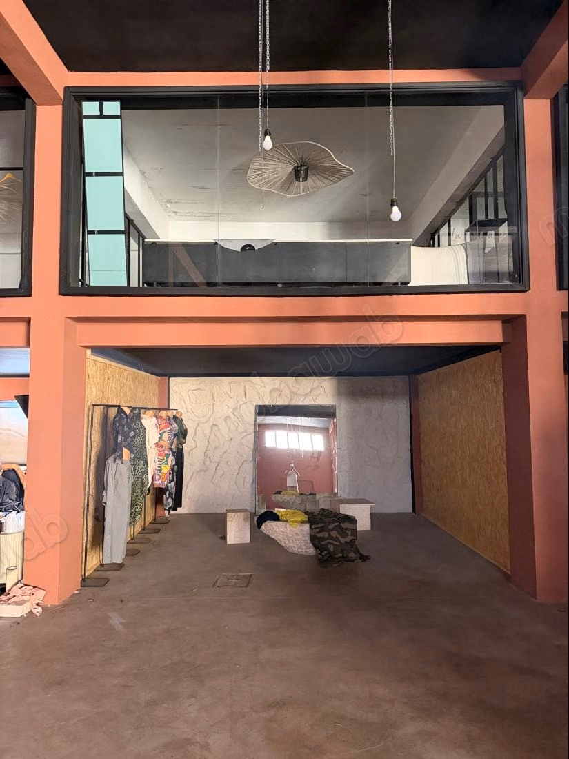Commercieel pand te koop in de Industriële Zone Sidi Ghanem. Oppervlakte 750 m². Beveiligde residentie