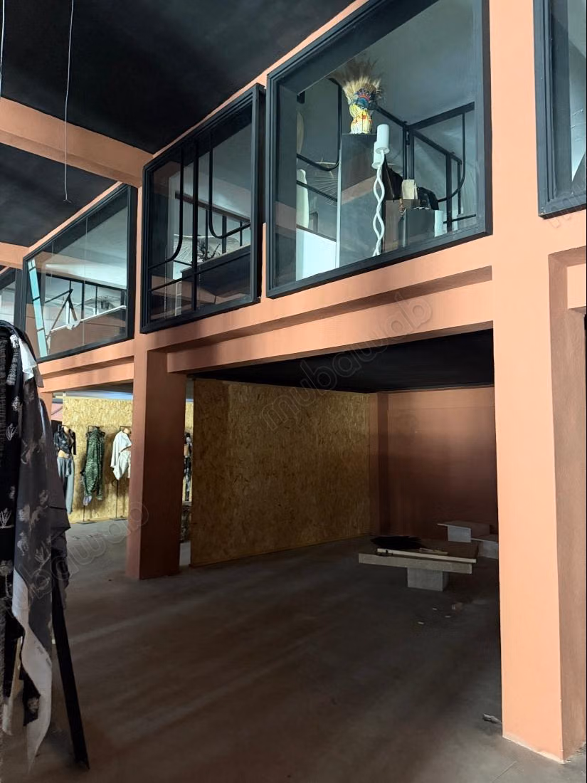 Commercieel pand te koop in de Industriële Zone Sidi Ghanem. Oppervlakte 750 m². Beveiligde residentie