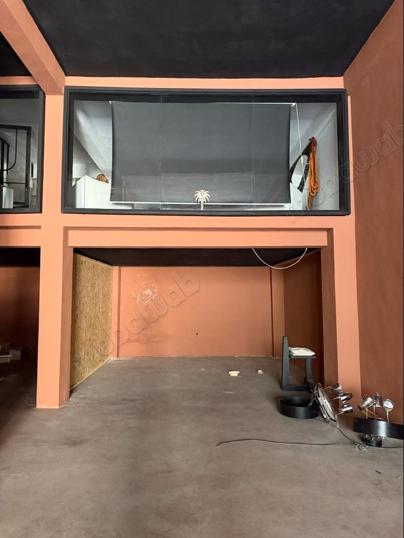 Commercieel pand te koop in de Industriële Zone Sidi Ghanem. Oppervlakte 750 m². Beveiligde residentie
