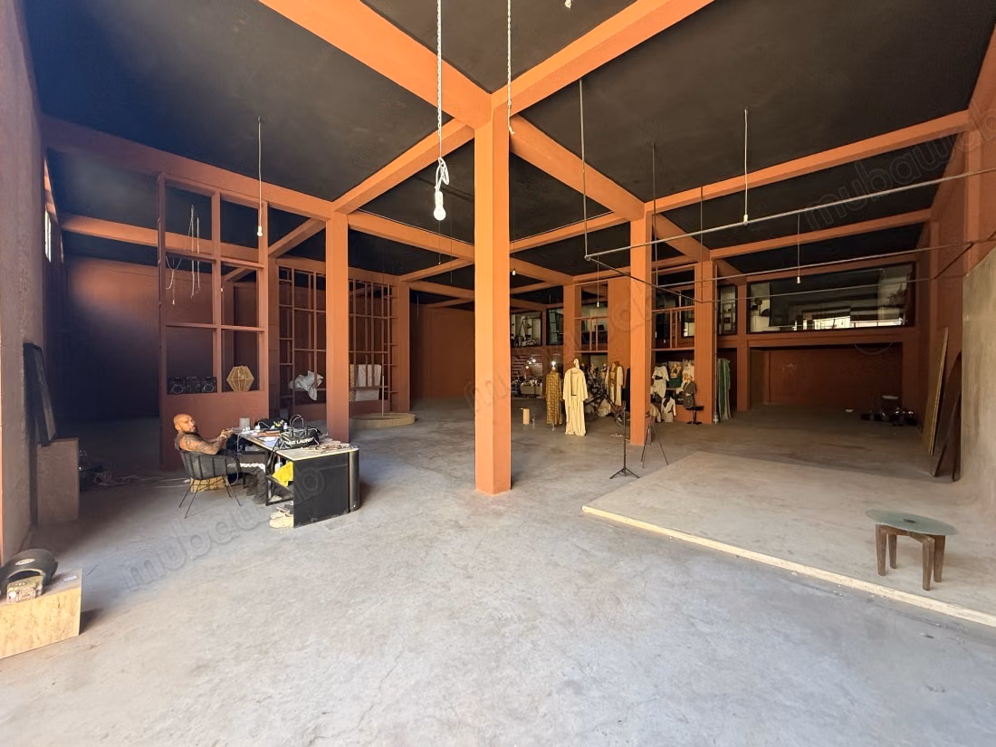 Commercieel pand te koop in de Industriële Zone Sidi Ghanem. Oppervlakte 750 m². Beveiligde residentie