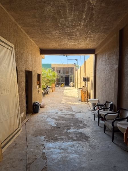 Commercieel pand te koop in de Industriële Zone Sidi Ghanem. Oppervlakte 750 m². Beveiligde residentie