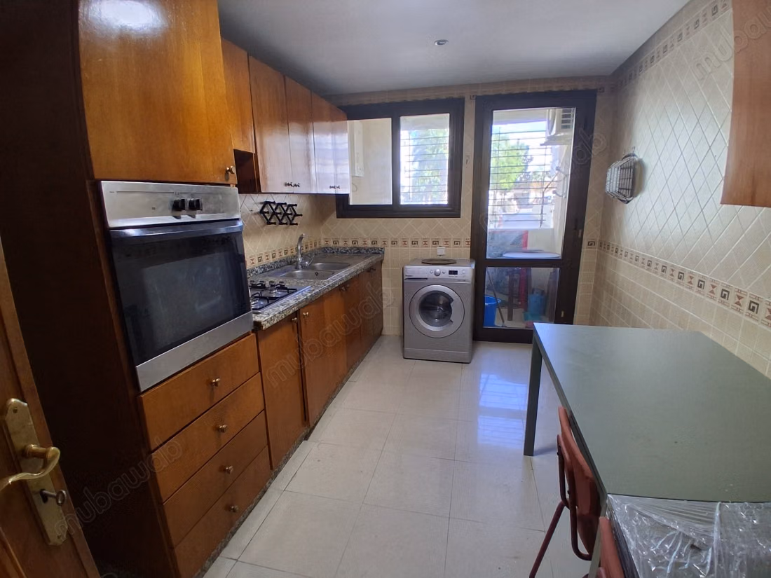 Louez cet appartement à Aviation Mabella. 
2 chambres. 
Réfrigérateur