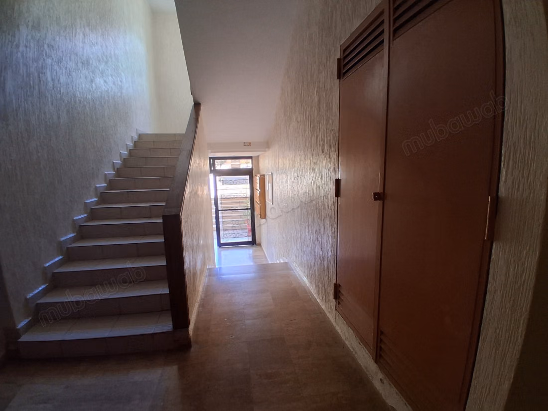 Louez cet appartement à Aviation Mabella. 
2 chambres. 
Réfrigérateur