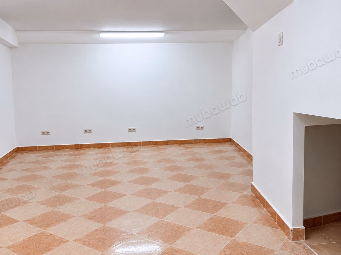 Propriétés commerciales à louer en ville. Superficie totale de 40 m². Porte sécurisée