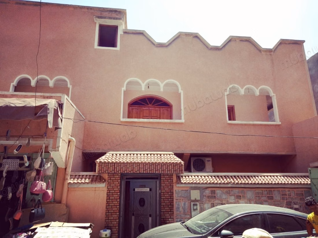 Maison à la vente à Ait Ourir. 6 chambres agréables. Porte blindée, salon marocain