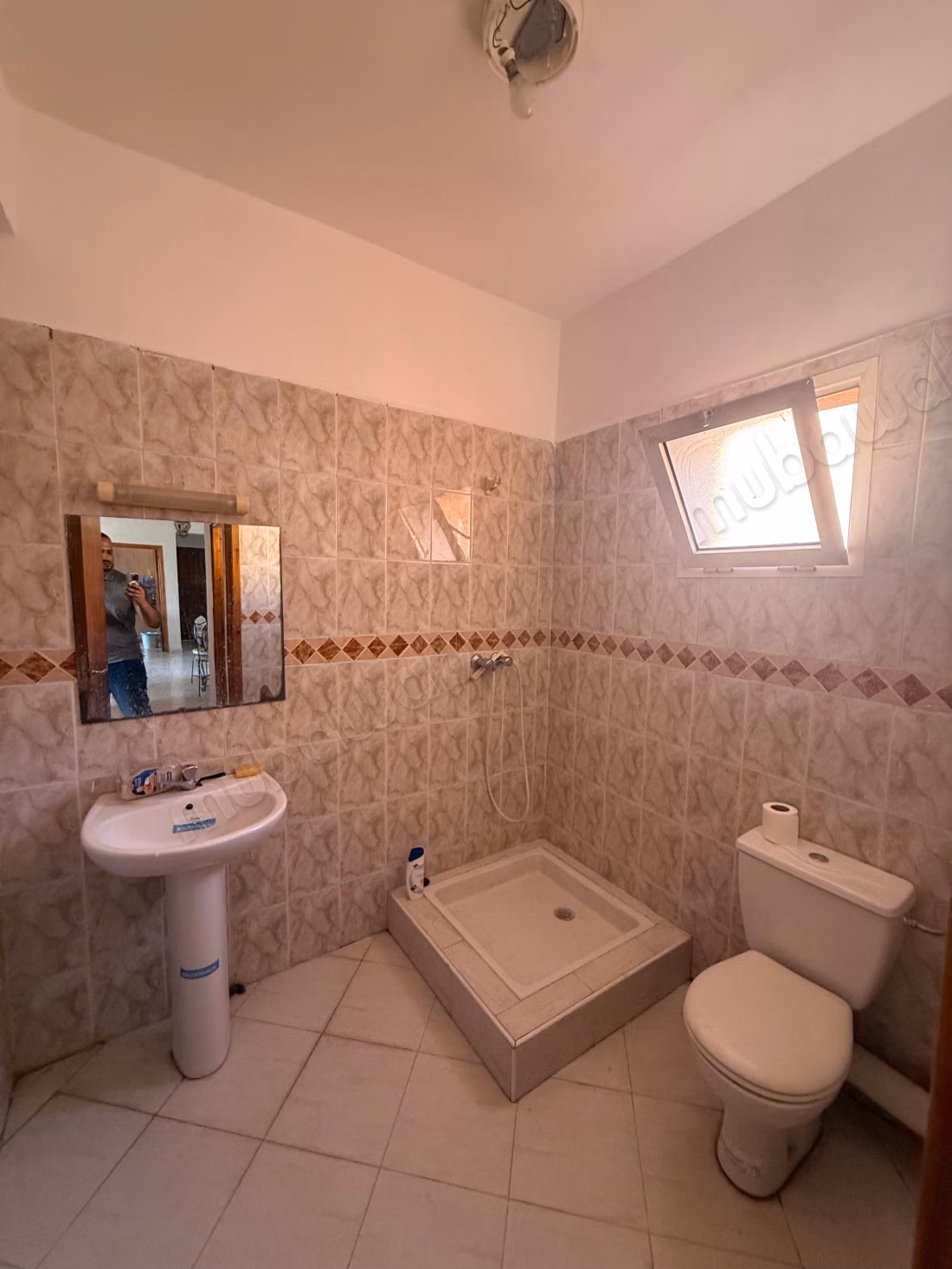 Vend appartement à Sidi Abbad. 3 pièces confortables. Porte blindée, sécurité