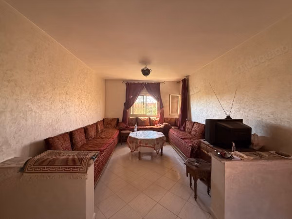 Vend appartement à Sidi Abbad. 3 pièces confortables. Porte blindée, sécurité