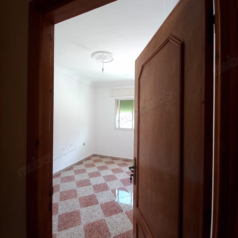 Venta de un bonito apartamento en Tanja Balia. 120 metros. 4 habitaciones. 2 baños ascensor administración. Vista a la calle. 5 minutos de TGV