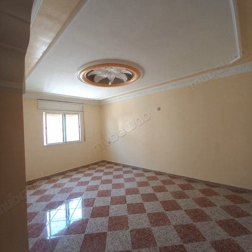 Venta de un bonito apartamento en Tanja Balia. 120 metros. 4 habitaciones. 2 baños ascensor administración. Vista a la calle. 5 minutos de TGV