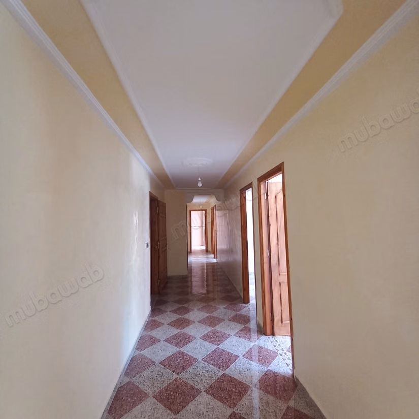 Venta de un bonito apartamento en Tanja Balia. 120 metros. 4 habitaciones. 2 baños ascensor administración. Vista a la calle. 5 minutos de TGV