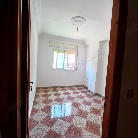 Venta de un bonito apartamento en Tanja Balia. 120 metros. 4 habitaciones. 2 baños ascensor administración. Vista a la calle. 5 minutos de TGV