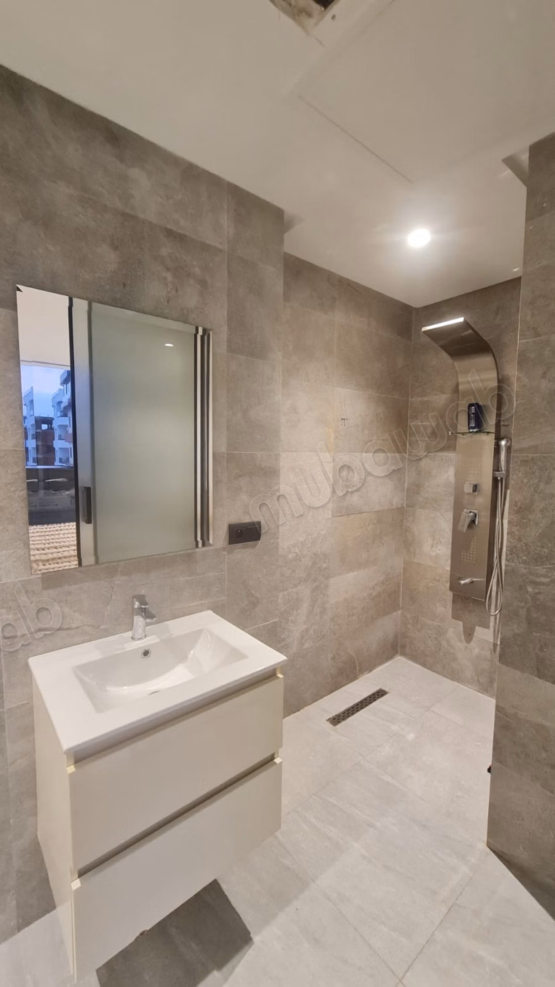 Louer un appartement à Saniya. 3 chambres. Meublé
