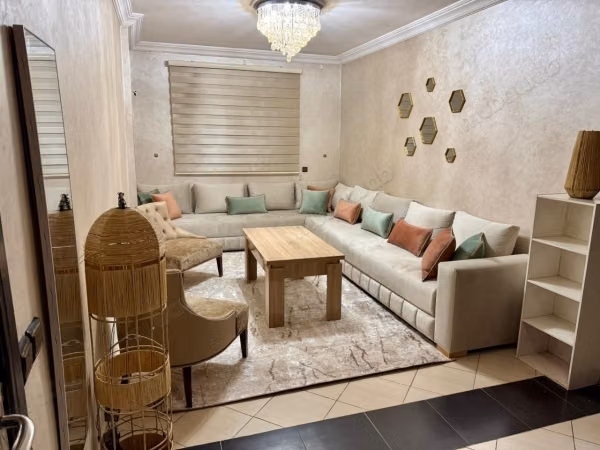 Bel appartement en location à Hay Alfadl. 
2 chambres agréables. 
Meublé