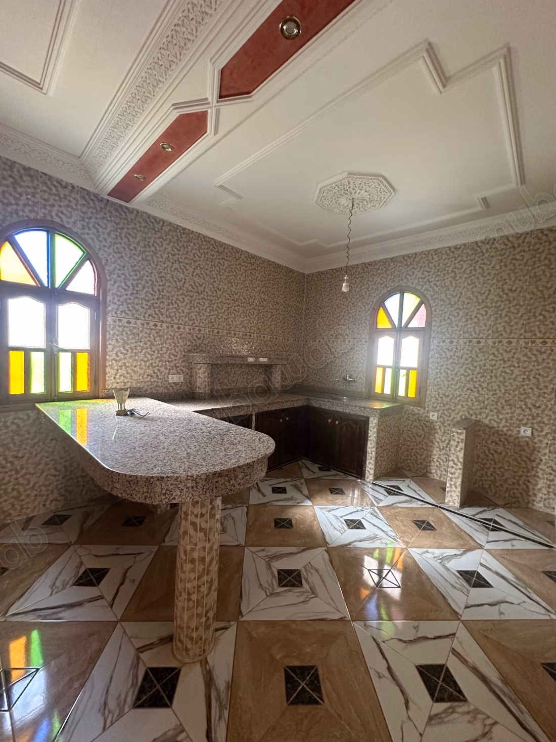 Maison de luxe à louer à Route de l'Ourika. 
5 belles chambres. 
Meublé