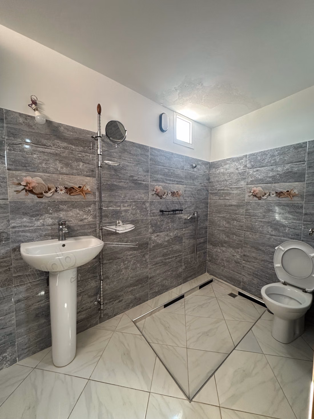 Maison de luxe à louer à Route de l'Ourika. 
5 belles chambres. 
Meublé