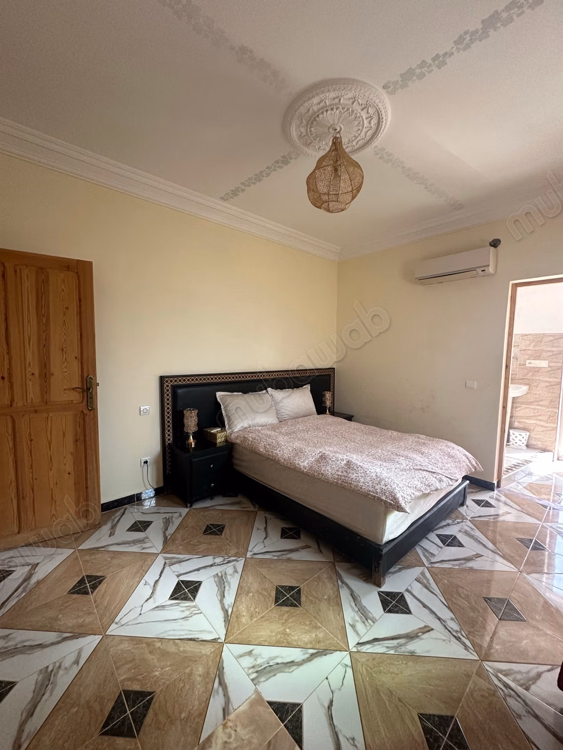 Maison de luxe à louer à Route de l'Ourika. 
5 belles chambres. 
Meublé