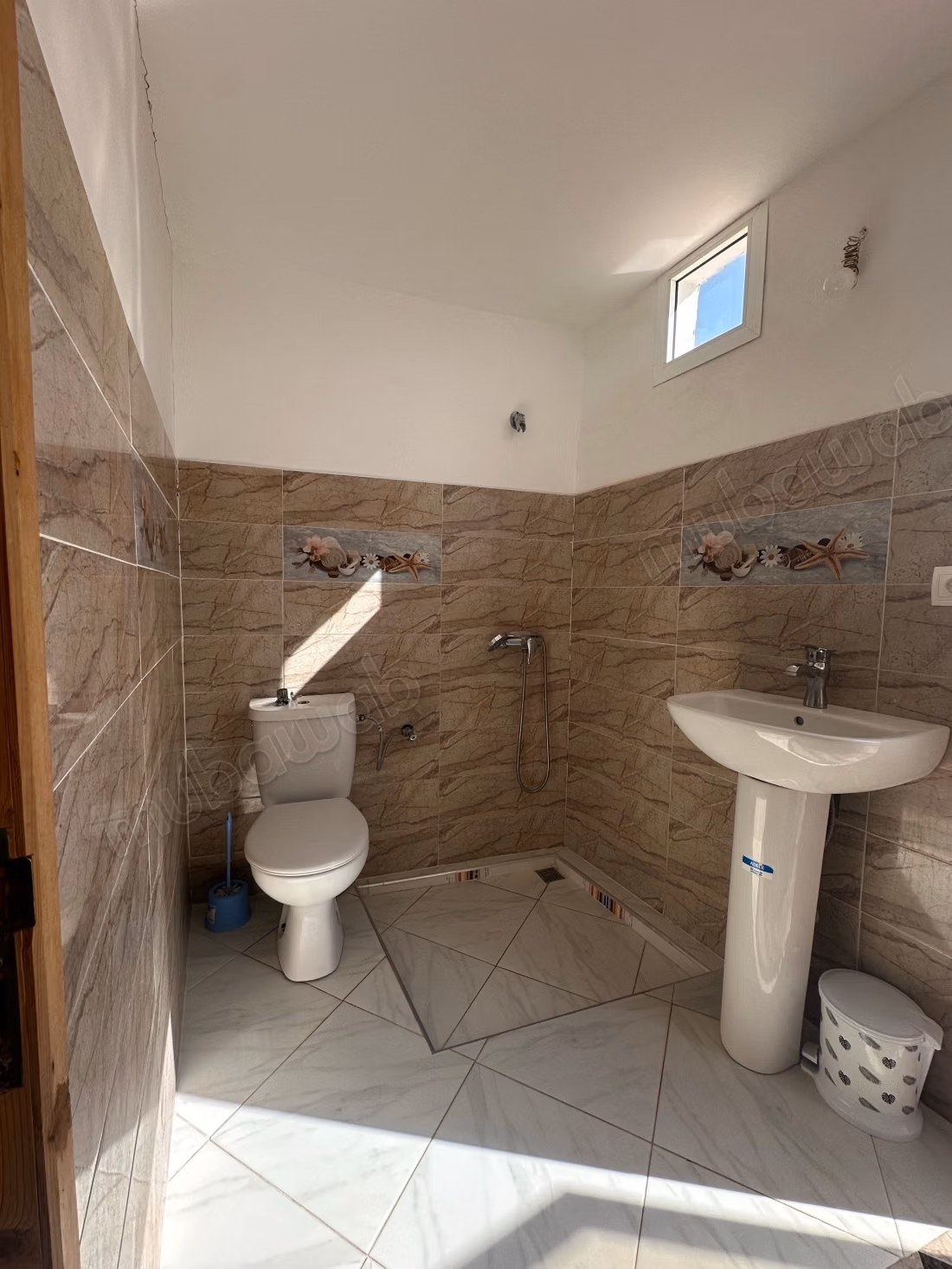 Maison de luxe à louer à Route de l'Ourika. 
5 belles chambres. 
Meublé