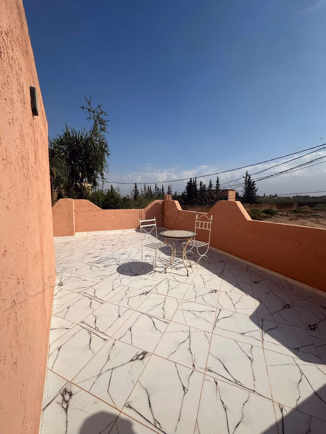Maison de luxe à louer à Route de l'Ourika. 
5 belles chambres. 
Meublé