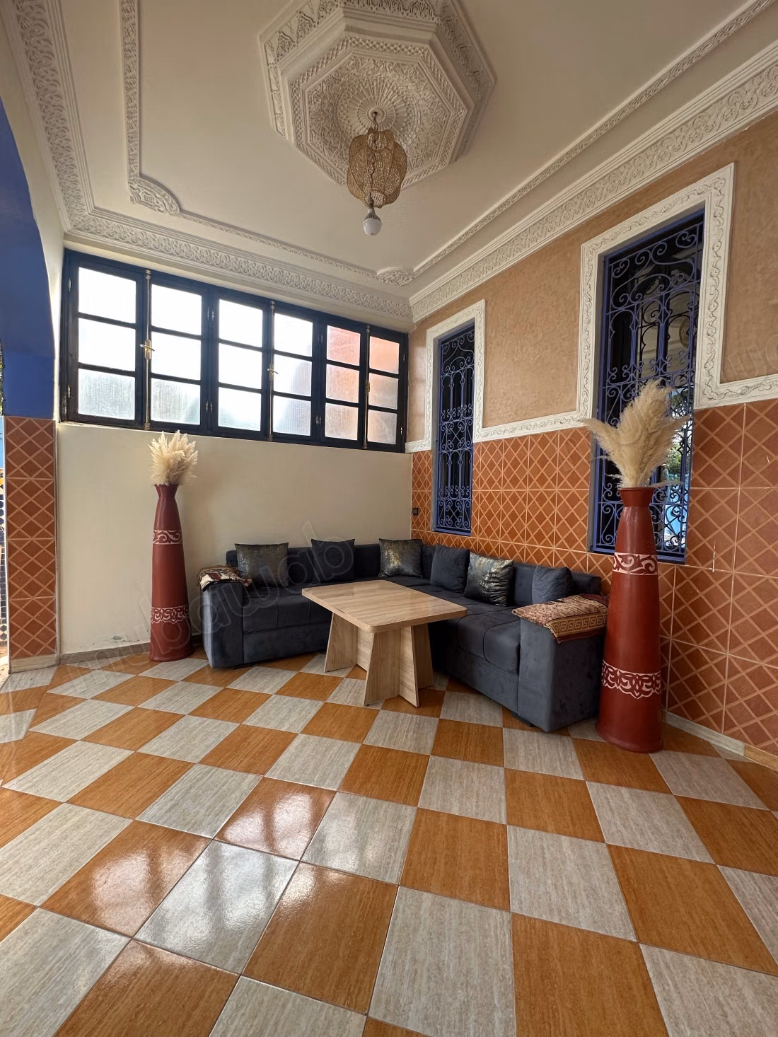 Maison de luxe à louer à Route de l'Ourika. 
5 belles chambres. 
Meublé