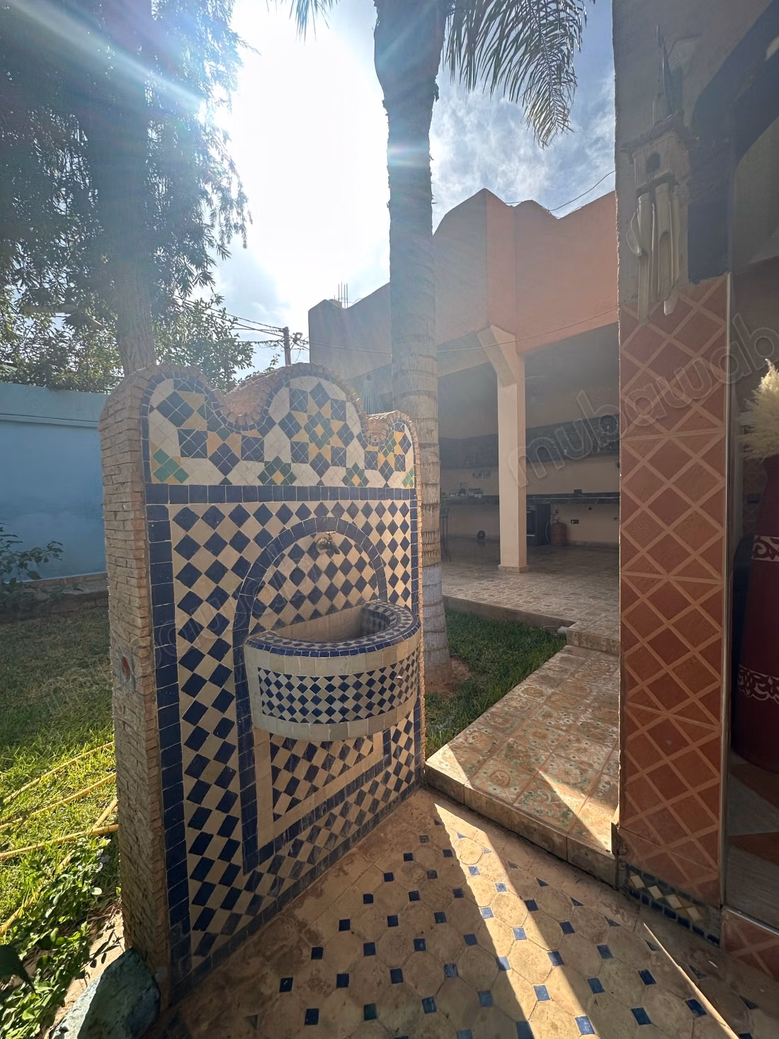 Maison de luxe à louer à Route de l'Ourika. 
5 belles chambres. 
Meublé
