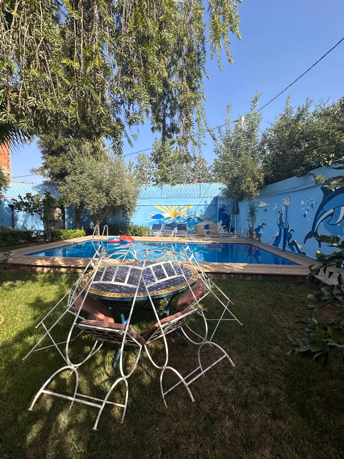 Maison de luxe à louer à Route de l'Ourika. 
5 belles chambres. 
Meublé