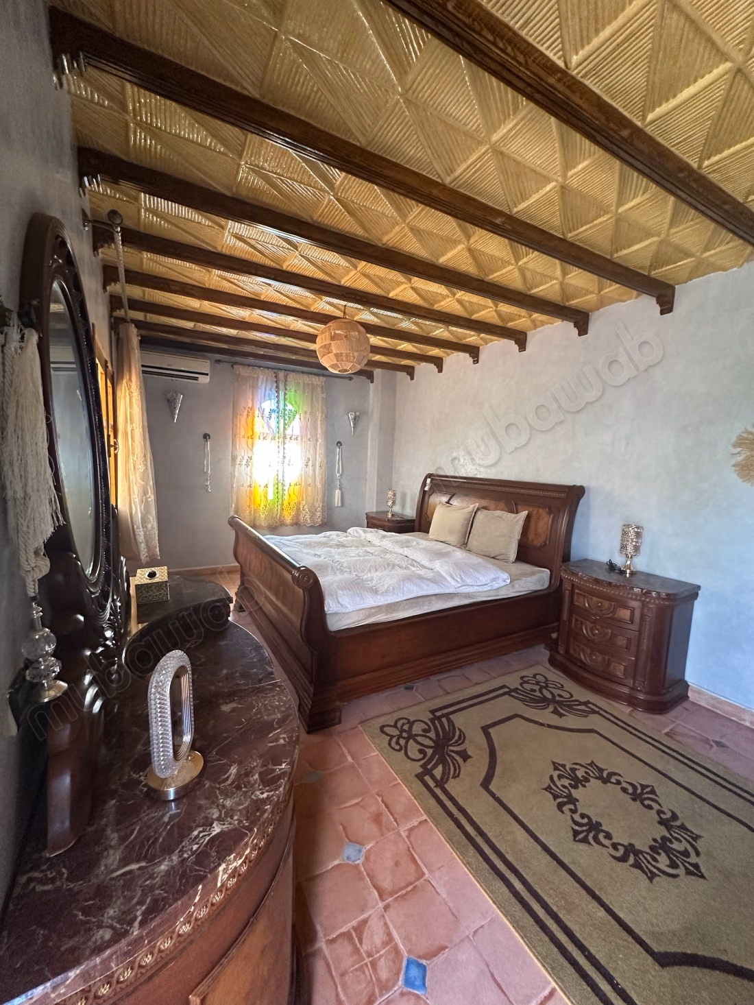 Maison de luxe à louer à Route de l'Ourika. 
5 belles chambres. 
Meublé