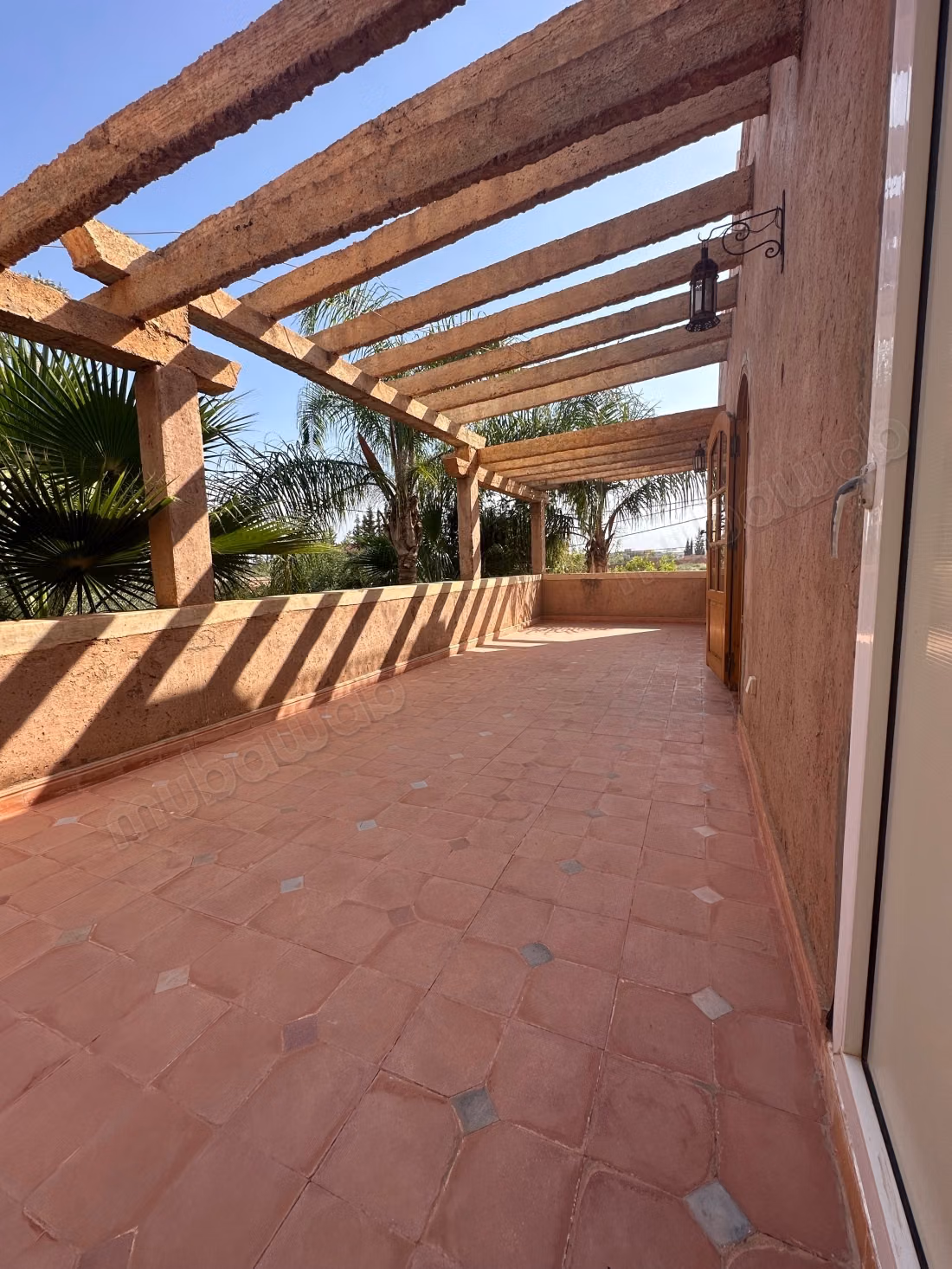 Maison de luxe à louer à Route de l'Ourika. 
5 belles chambres. 
Meublé
