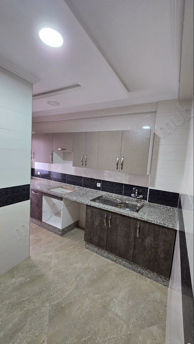 Bel appartement à vendre à Medina. 3 pièces. Concierge et climatisation