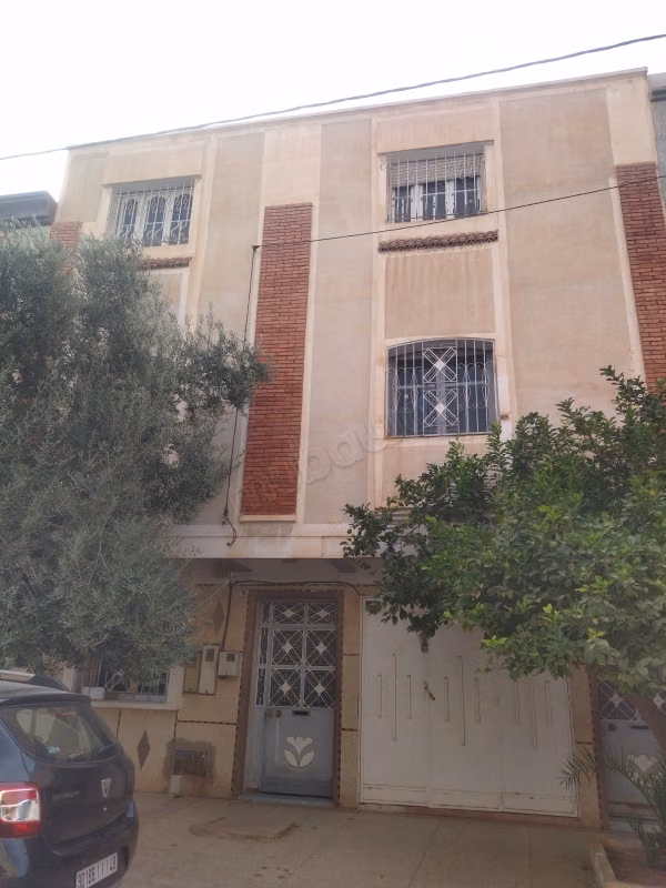 Huis te koop in Andalous. 3 grote kamers. Privé garage