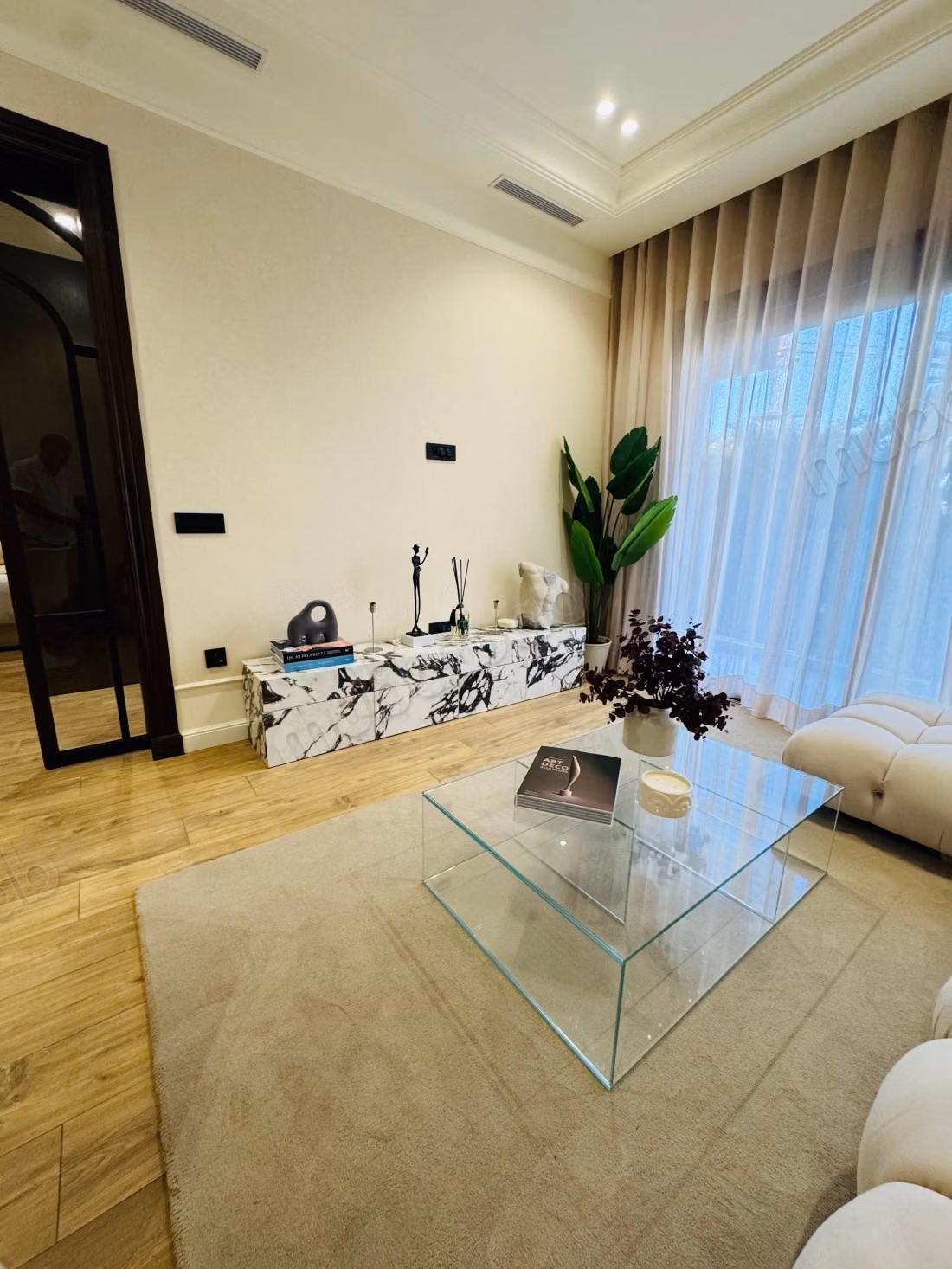 Bel appartement à vendre à Palmier.
Superficie 73 m².
Antenne parabolique et Porte blindée