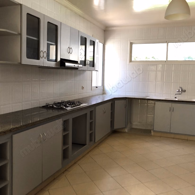 Villa con piscina e bel giardino in affitto